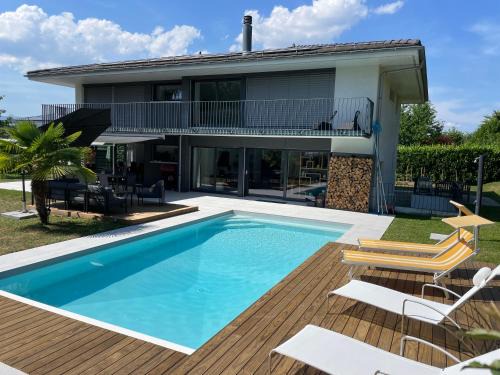 Ecublens Bed & Breakfast | Inviting Montaney Guests House with Ocean View & Pool