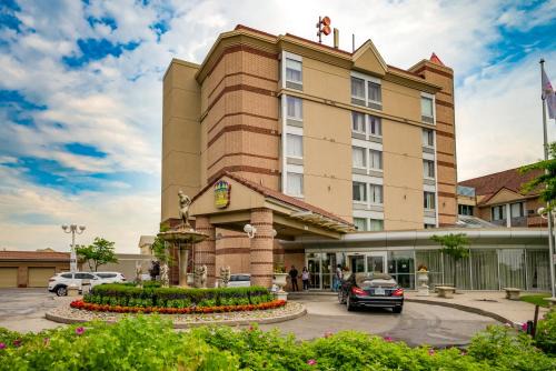 Gateway Hotel | Convenient Monte Carlo Inn Airport Suites with Breakfast & More