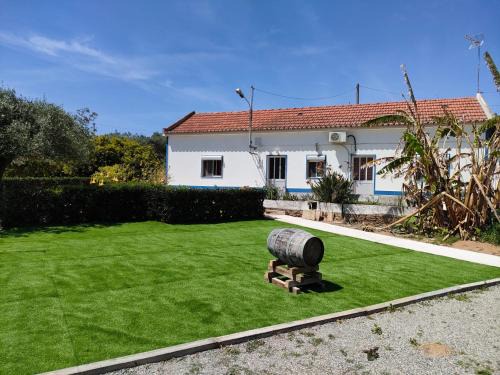 Santa Cruz House | Discover Monte da Vinha Nova: Pet-Friendly Getaway
