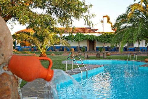 Reguengos de Monsaraz House | Discover Monte Do Caneiro: Family-Friendly with a Pool