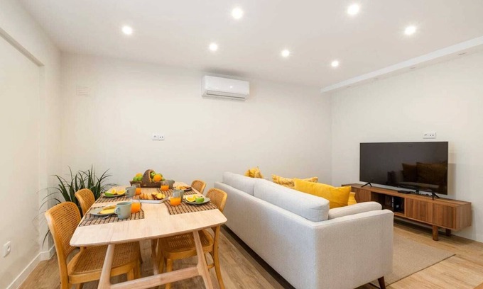 Caravelas Apartment | Relaxing Monte Estoril Seabreeze with Oceanfront Views