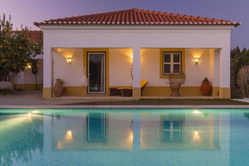 Erra House | Relax at Monte Macário: Oceanfront Bliss and Pool Access