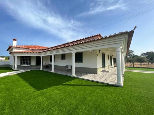 Ponte de Sor House | Idyllic Retreat at Monte na Barragem de Montargil with Pool