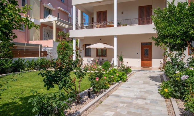 Rhodes Apartment | Elegant Monte Smith Garden Apartment with Family-Friendly Perks