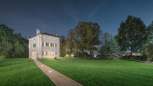 Cento House | Monteborre: Pet-Friendly Haven with Ocean Views & Pool