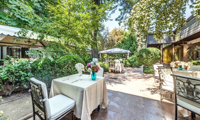 kv. Gorublyane Hotel | Inviting Montecito Hotel with Pool, Spa & Family Amenities