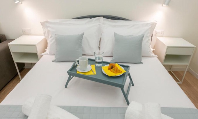 Borgonuovo Apartment | Stylish Stay at Montenapoleone: 5 Min to Duomo