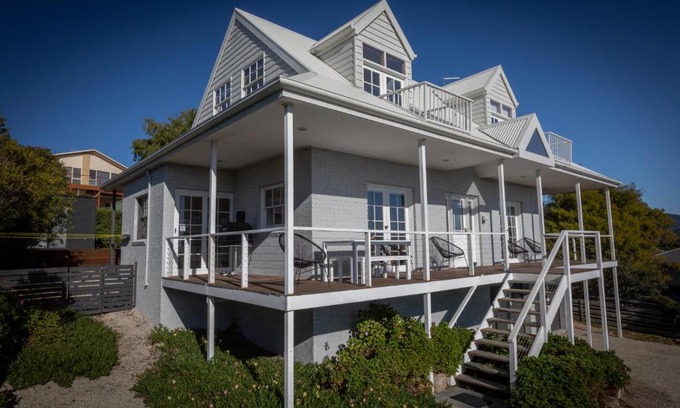 Binalong Bay House | Discover Monterey Bay of Fires: Family-Friendly Escape