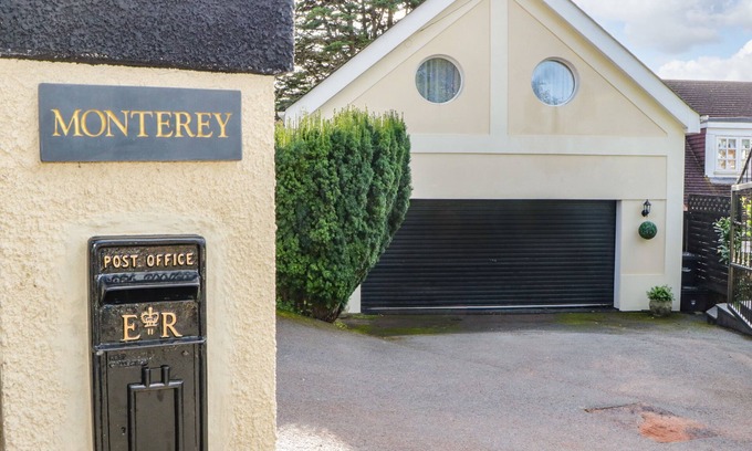 Torquay Cottage | Family-Friendly MONTEREY MEWS: Oceanfront Holiday Cottage