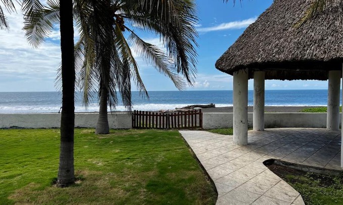 El Hawaii Villa | Pet-Friendly Monterrico Casablanca with Oceanfront Views