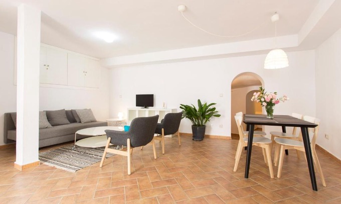 Sacromonte Apartment | Guest Rated Montes Claros 26: Family-Friendly Retreat