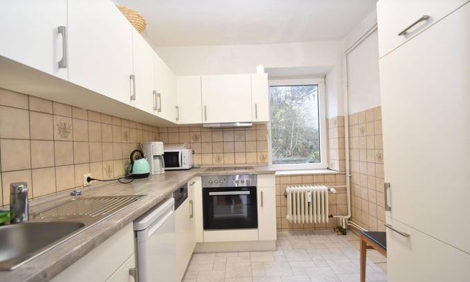 Flensburg Apartment | Budget-Friendly Monteuerwohnung III with Pool & Ocean View