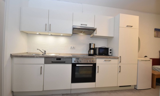Flensburg Apartment | Budget-Friendly Monteuerwohnung III with Pool and Ocean View