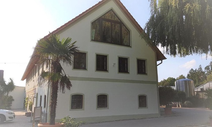 Hausen Apartment | Cozy Stay at Monteurwohnungen Schmack with Hot Tub & Kitchen
