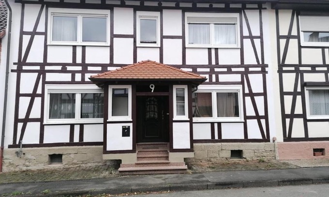Breuna House | Comfortable Zweibettzimmer with 2 Bädern in Oberlistingen