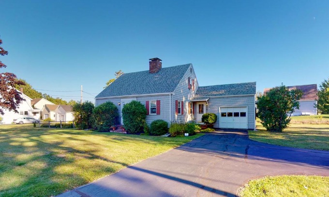 Rockland House | Discover Montgomery Cottage: Pet-Friendly Family Retreat