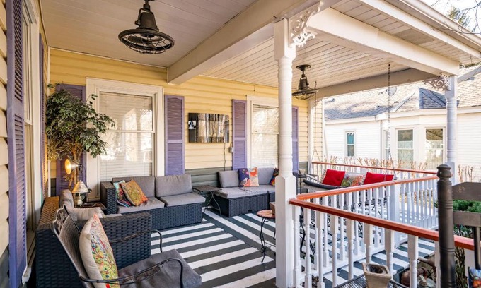 Versailles Bed & Breakfast | Elegant Montgomery Inn BnB: Wheelchair Accessible Oasis