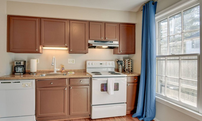Montgomery Village House | Montgomery Village Townhome with Patio - 27 Miles to DC!