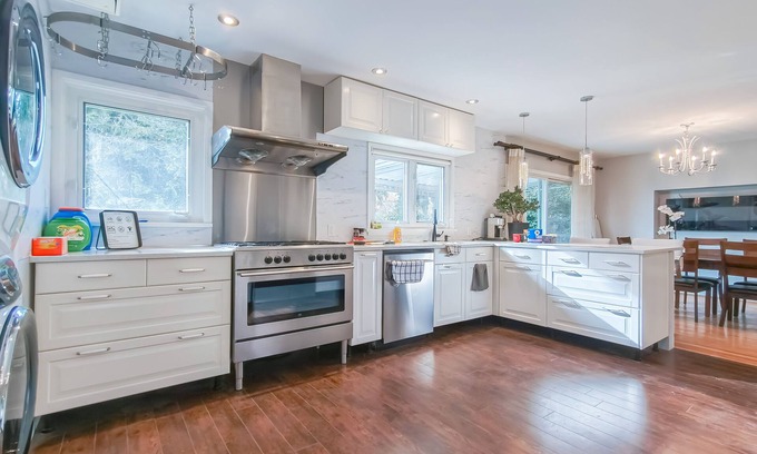 Dunbar House | Discover a Cozy 3-BDR House Near UBC with Breakfast