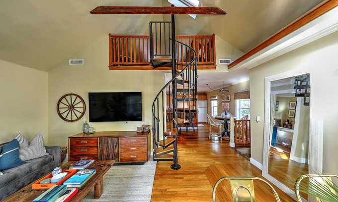Off Broadway Apartment | Pet-Friendly Downtown Newport Apartment with Perfect Reviews