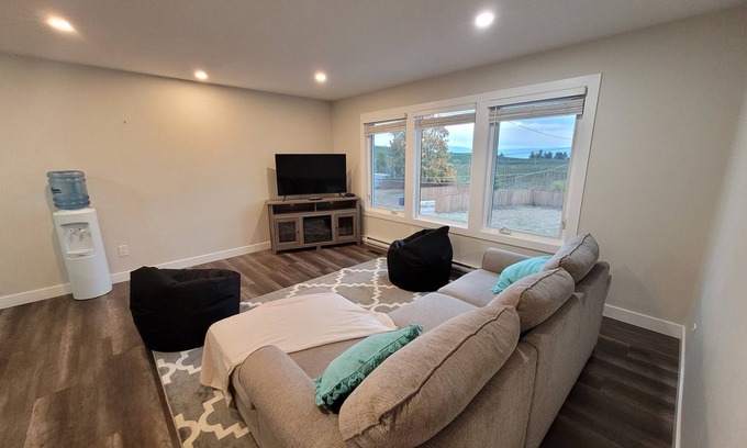 Rutland House | Pet-Friendly Getaway with Monthly Negotiable Stays