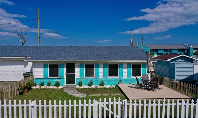 Kure Beach House | Charming Kure Beach Cottage with Ocean View and Fenced Yard