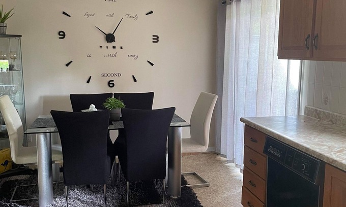 Downtown Gatineau House | Convenient Monthly Room Rental with Family-Friendly Amenities
