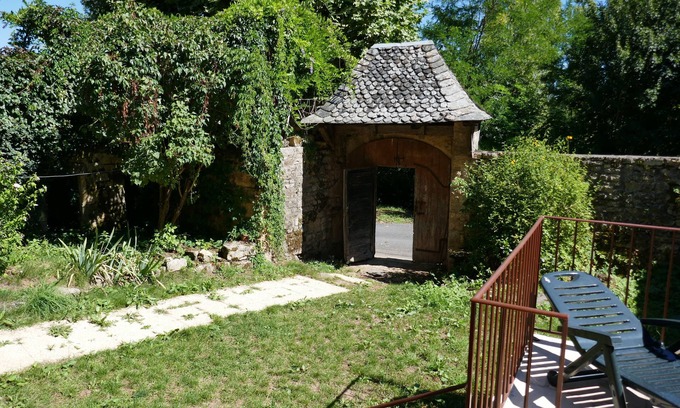 Estaing House | Inviting Estate for 14 Guests with Pool & Pet-Friendly Perks