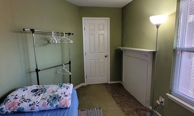 Montrose House | Cozy Montrose Room with Breakfast near Westheimer Blvd