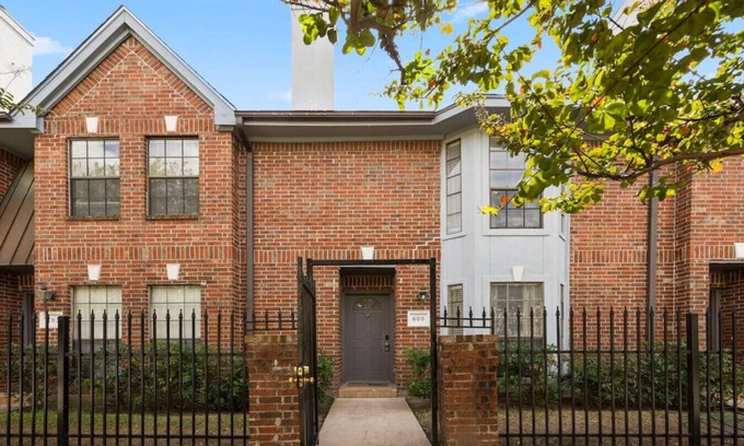 Montrose Apartment | Discover Montrose: Walk to 50+ Restaurants & Downtown Fun