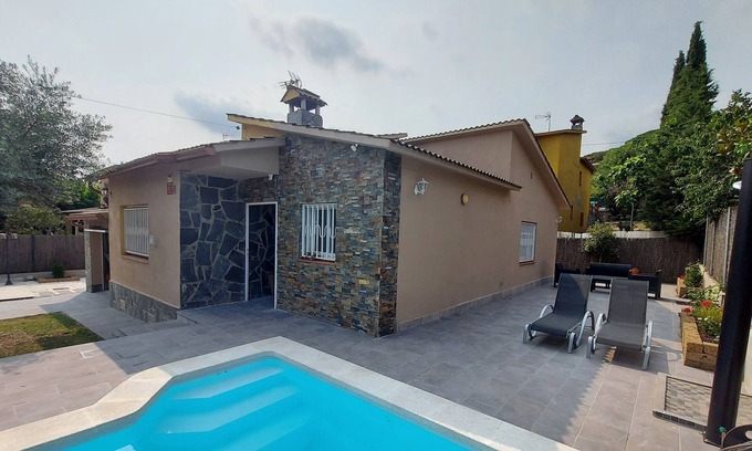 Sant Antoni de Vilamajor Ski Chalet | Inviting Montseny House with Pool, Garden & Pet-Friendly Stay