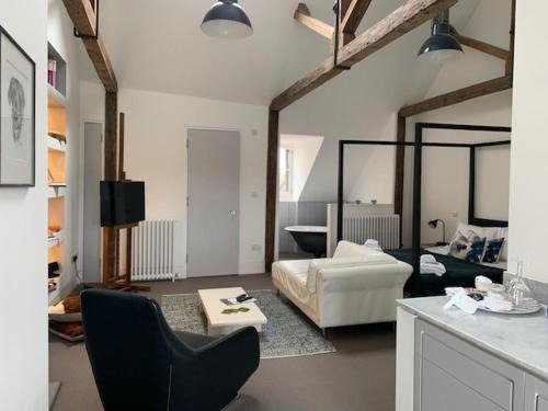 Lewes House | Discover Montys Accommodation: 4-Star Stay, Highly Rated