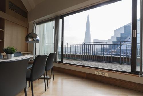 Billingsgate Apartment | Child-Friendly StayInn Monument: A Convenient Getaway