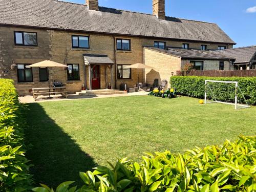 Castle Bytham House | Pet-Friendly Moo Cow Cottage: Guest Rated 9.6/10 Stay