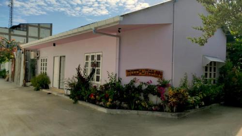 Guraidhoo House | Beautiful Moodhumaa Inn with Ocean View & Breakfast Included