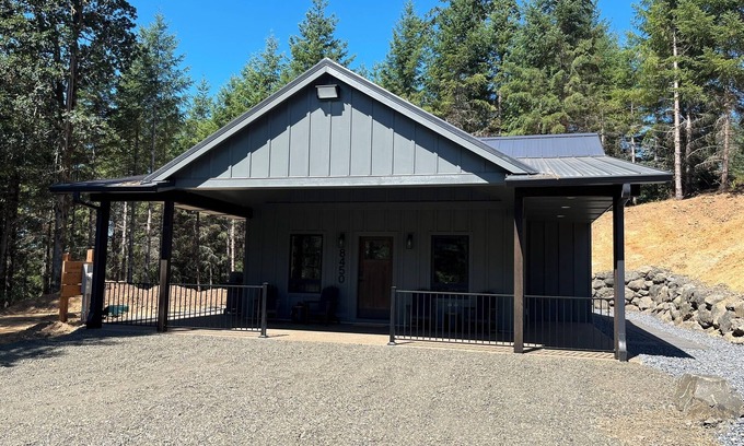 Willamina Cabin | Moody 2-bedroom private cabin minutes from Spirit Mountain casino