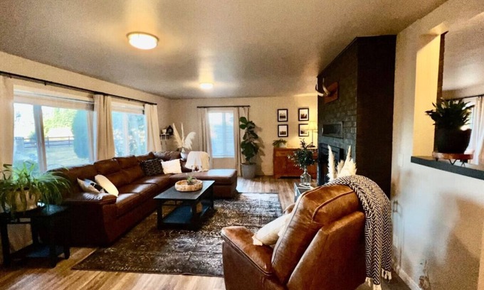 Corvallis House | Enchanting Tangent Country Farmhouse with Spa & Hot Tub