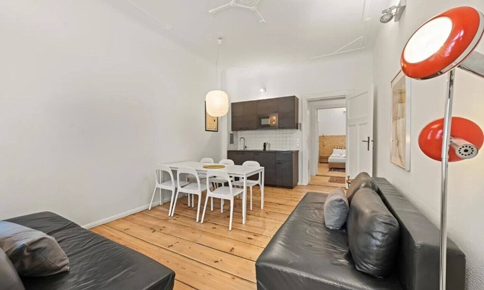 Friedrichshain Apartment | Modern Mooeve 7 Apartment in Berlin with Spa & Breakfast