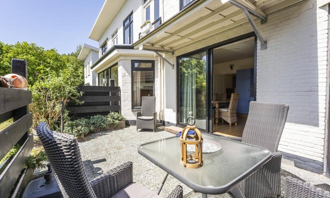 De Koog Apartment | Cozy Apartment Steps from the Beach at De Koog