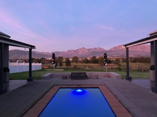 Drakenstein House | Tranquil Mooi Uitsig Lodge: Pet-Friendly with Hot Tub