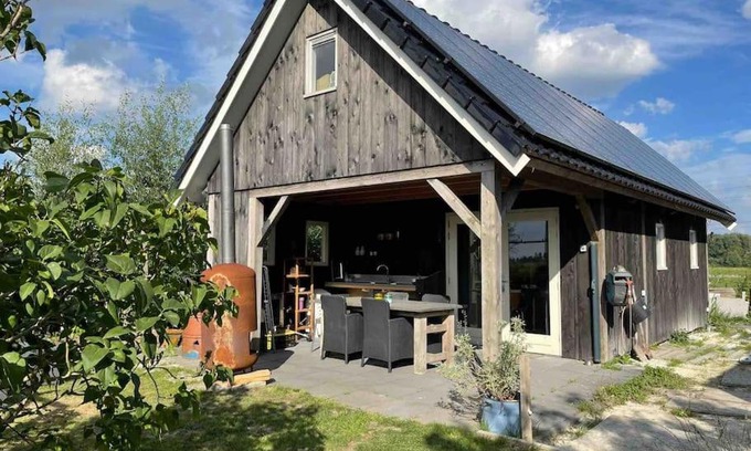 Den Horn Apartment | Child-Friendly Mooie Schuur Apartment in Den Horn, Rated 8.7
