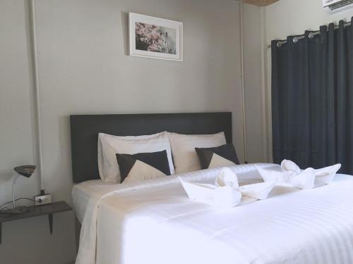 Ko Mook Hotel | Welcoming Mook Boonchu Hotel: Family-Friendly Comfort