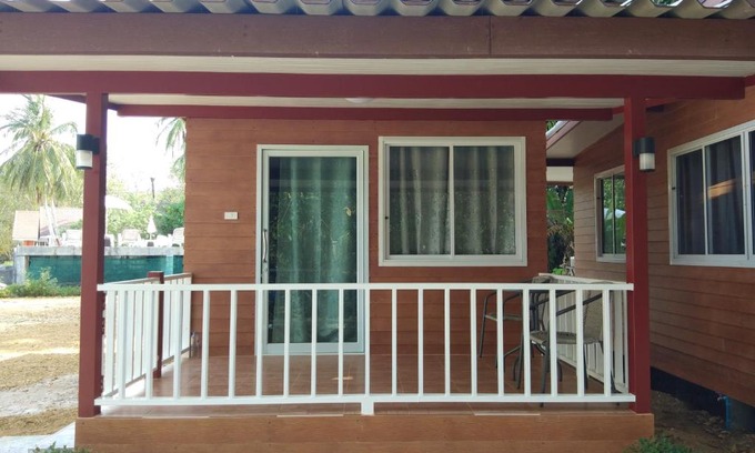 Ko Mook House | Oceanfront Mook Paradise Bungalow with Breakfast Included