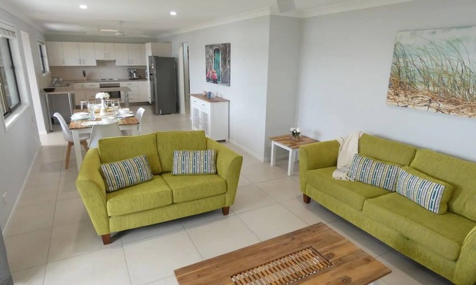 Mooloolaba House | Pet-Friendly Mooloolaba Beach House with Ocean View