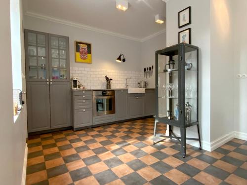 Downtown Apartment | Moon Apartments: Family-Friendly Retreat with Hot Tub