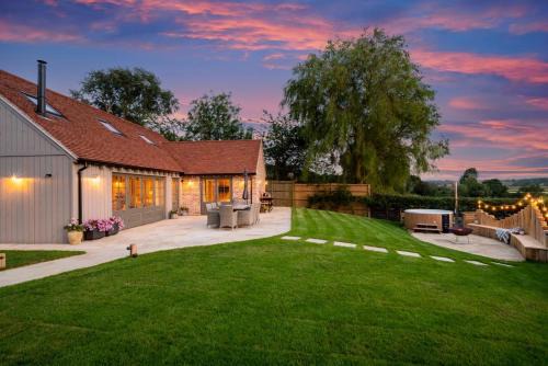 Tenterden House | Cozy Moon Cottage: Pet-Friendly Retreat with Hot Tub