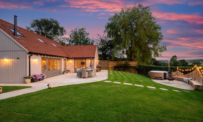Tenterden House | Moon Cottage: Spacious Three Bedroom Retreat with Hot Tub