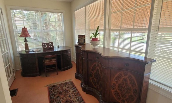 Crescent Lake Apartment | Serene Moon Lakeview Apartment with Family & Pet Amenities