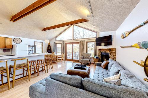 Kimberling City House | Relax at Moon Lodge with Pool and Family-Friendly Vibes