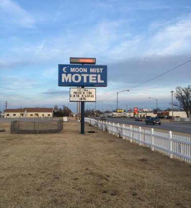 Meade Hotel | Pet-Friendly Escapes at Moon Mist Motel - Family Welcome!
